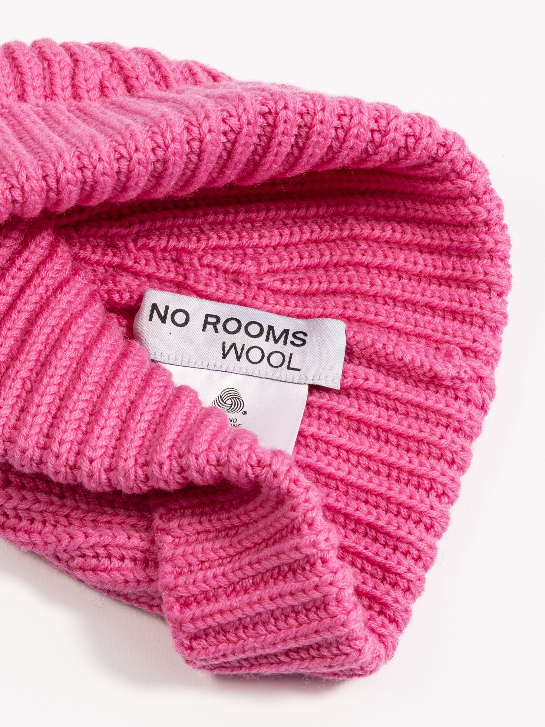 No Rooms Wool Beanie Short Pink