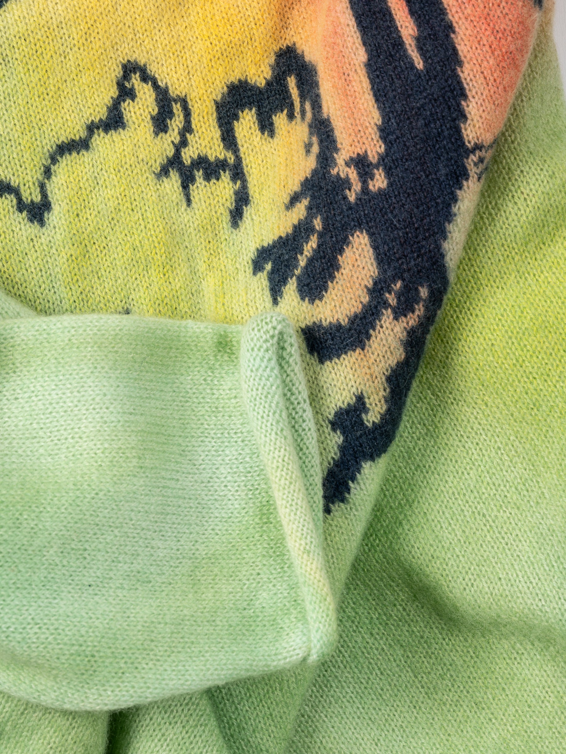 Wave Aura Crew Sweater Rainbow Airbrush